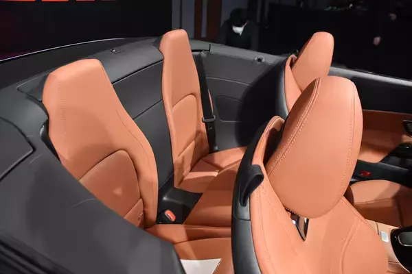 「なんと２＋２シート化！　F1由来の電動ターボチャージャー採用！　新型メルセデスAMG SLが凄すぎる」の画像