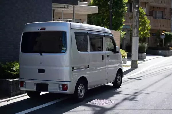 「駐停車禁止場所に路駐しているクルマにぶつかった！　それでも基本「ぶつけた側が悪い」のが現実だった」の画像