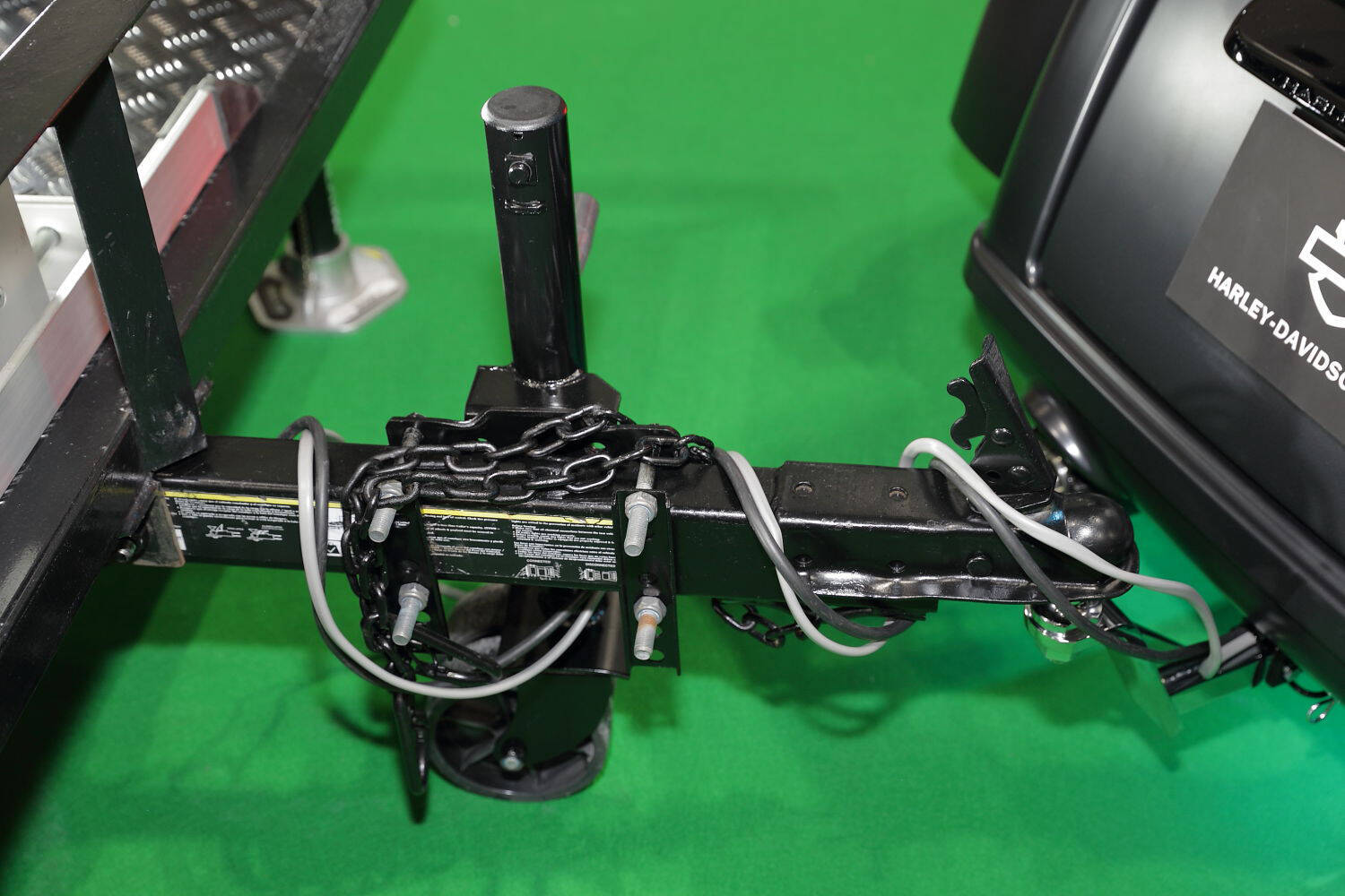 金閣寺バリの金箔貼り！　ハーレーを引っ張るハーレー！　異彩を放つ怪物トライクワールド