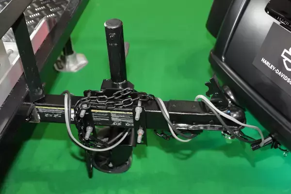 「金閣寺バリの金箔貼り！　ハーレーを引っ張るハーレー！　異彩を放つ怪物トライクワールド」の画像