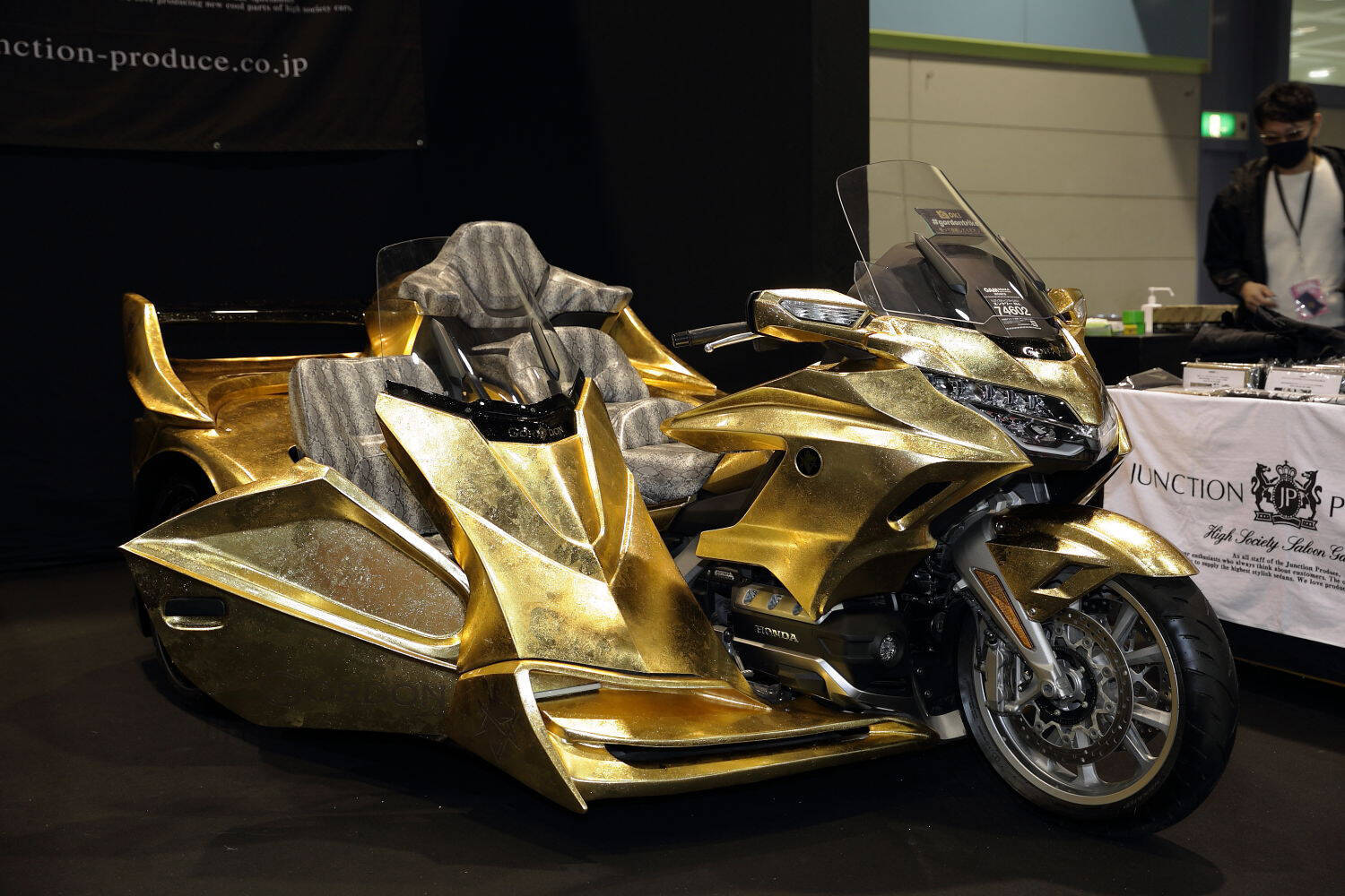 金閣寺バリの金箔貼り！　ハーレーを引っ張るハーレー！　異彩を放つ怪物トライクワールド