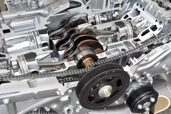 現代の技術で自動車メーカーが作っているのに「最良」とは限らない！　エンジンの「バランス取り」とは