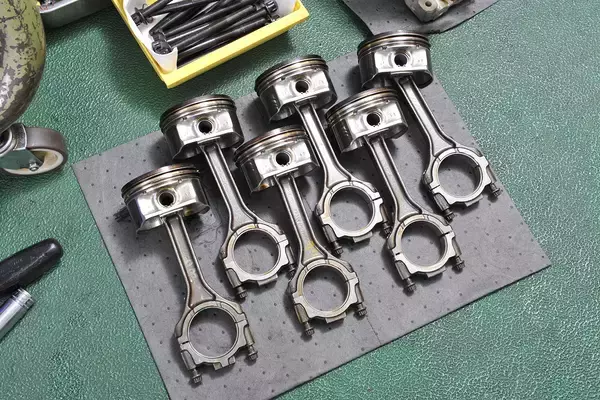 「現代の技術で自動車メーカーが作っているのに「最良」とは限らない！　エンジンの「バランス取り」とは」の画像