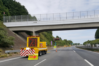 地方に行くと高速道路が「暗い」のは「クルマも少ないしガマンせい」じゃなかった！　照明を設置する基準とは？