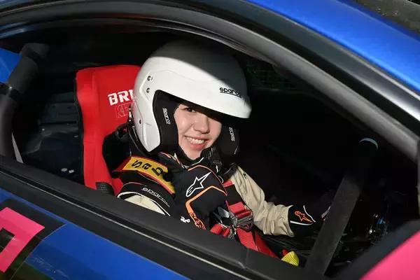 「元SKE48の梅本まどか選手が全日本ダートラにドライバーでデビュー！　なぜアイドルはステアリングを握ったのか？」の画像