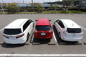 駐車場の「車止め」にタイヤを当てるべきじゃない？　クルマが傷むとの噂の真相とは