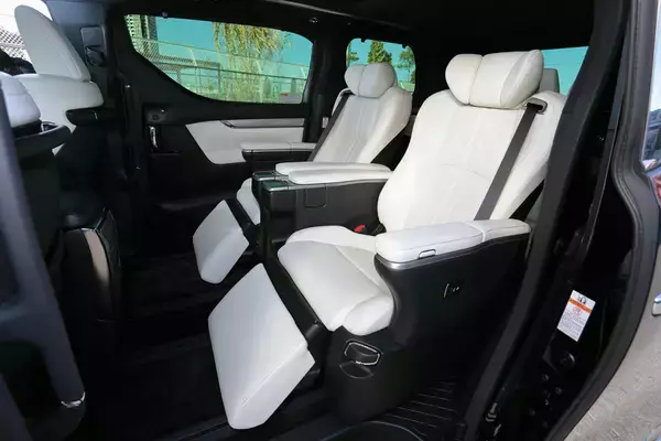 「小型車なのにハイオク!?　椅子が豪華すぎて車内移動が難しい！　最上級グレードなのに買って後悔する事例４つ」の画像