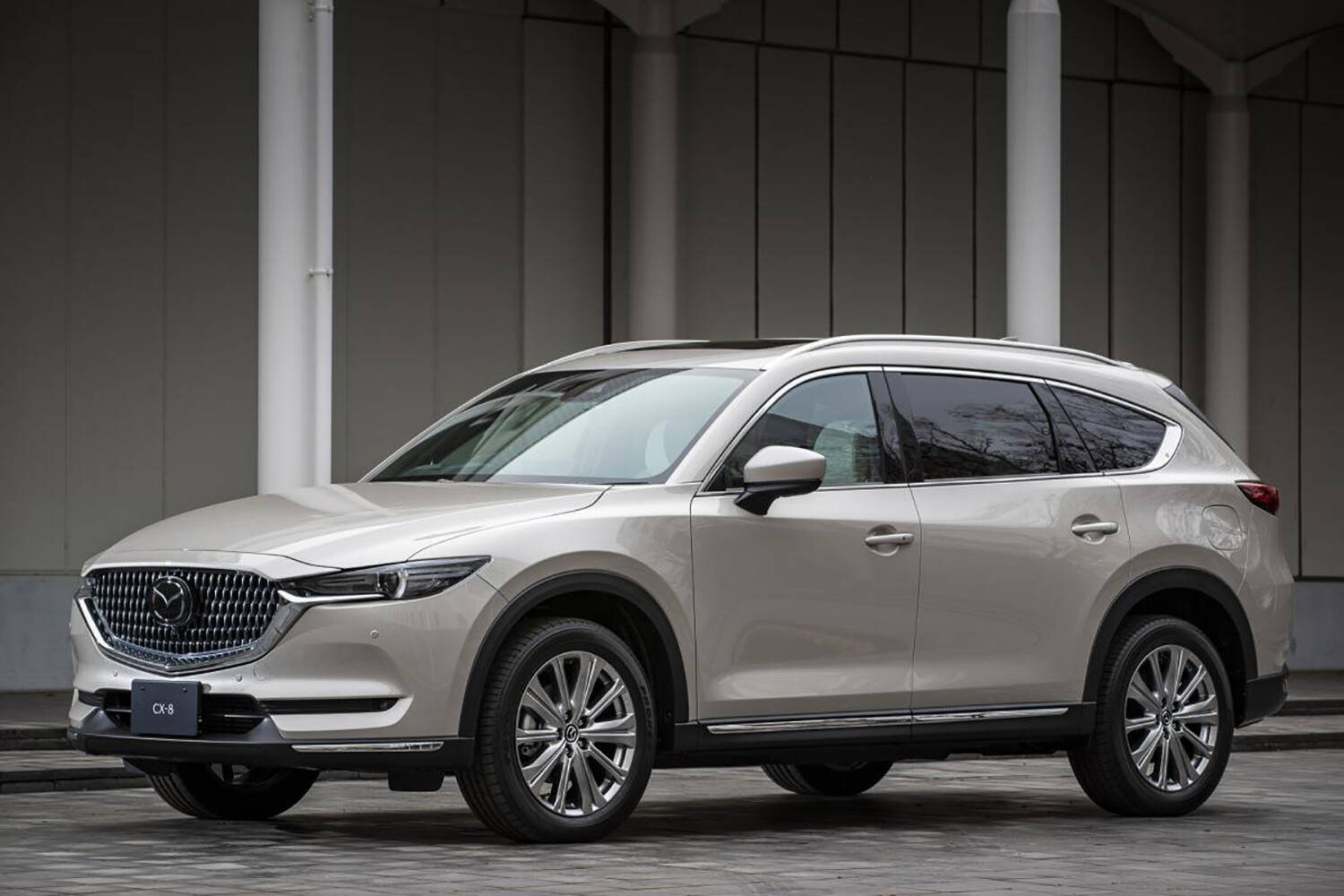 小型車なのにハイオク!?　椅子が豪華すぎて車内移動が難しい！　最上級グレードなのに買って後悔する事例４つ