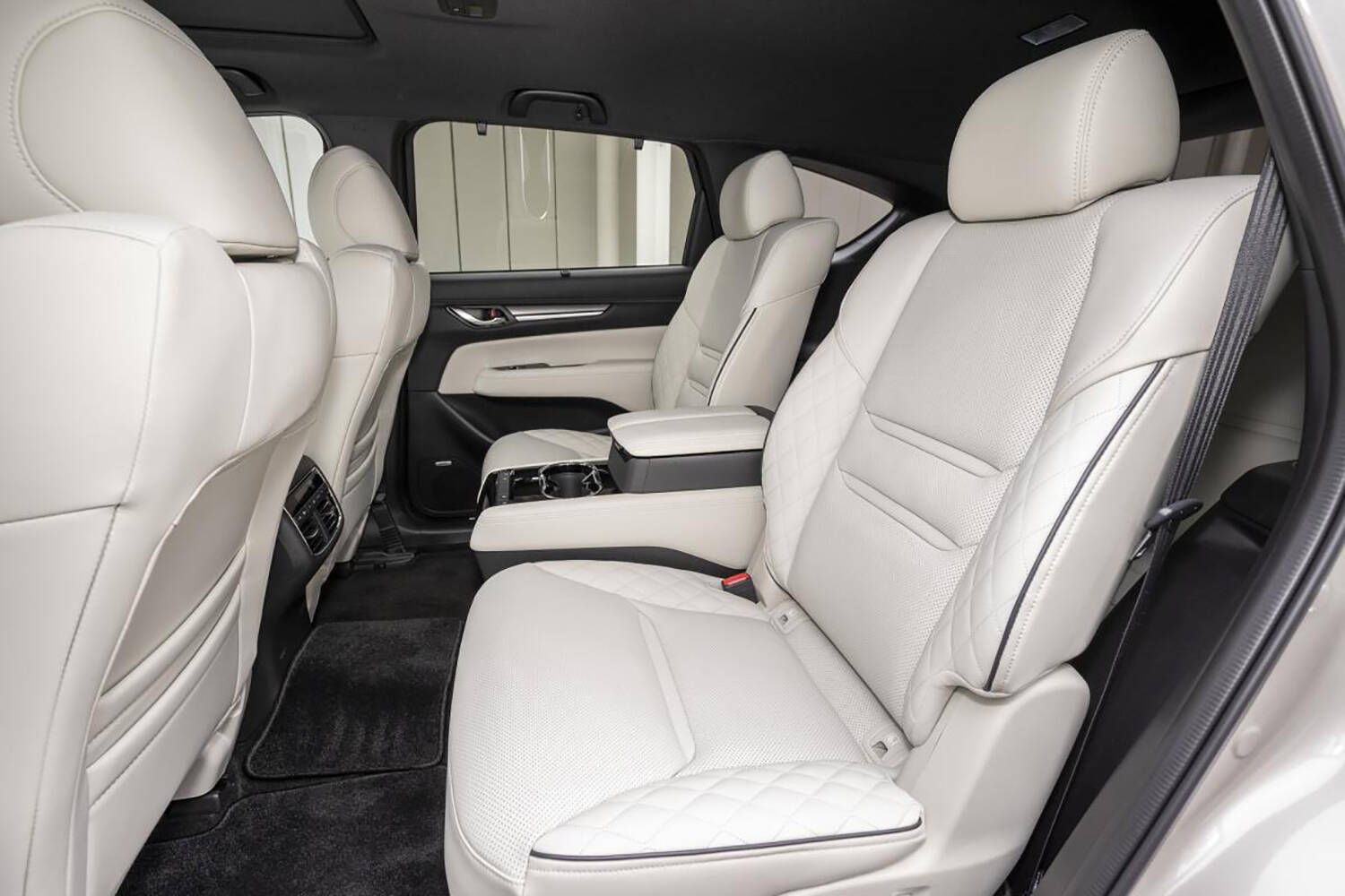 小型車なのにハイオク!?　椅子が豪華すぎて車内移動が難しい！　最上級グレードなのに買って後悔する事例４つ
