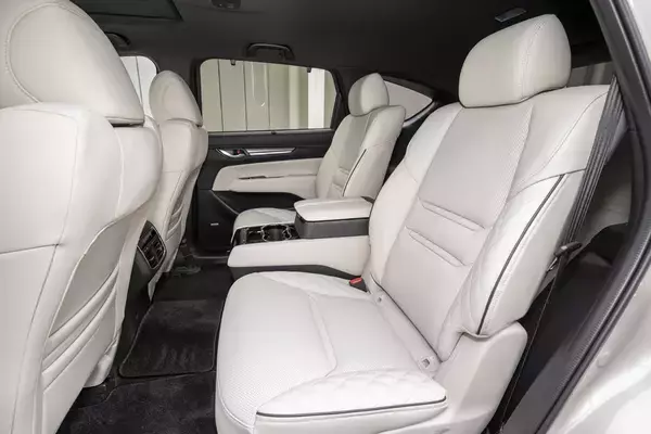 「小型車なのにハイオク!?　椅子が豪華すぎて車内移動が難しい！　最上級グレードなのに買って後悔する事例４つ」の画像