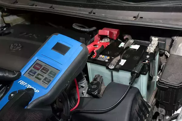 「クルマは停めっぱなしでも「バッテリーが上がる」！　上がる要因の「暗電流」と防ぐ方法とは」の画像