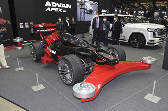 「巨大ミニ四駆」ってもはや矛盾しか感じない！　ヨコハマタイヤブースの遊び心に圧倒された【東京オートサロン2023】