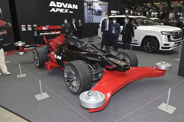 「巨大ミニ四駆」ってもはや矛盾しか感じない！　ヨコハマタイヤブースの遊び心に圧倒された【東京オートサロン2023】