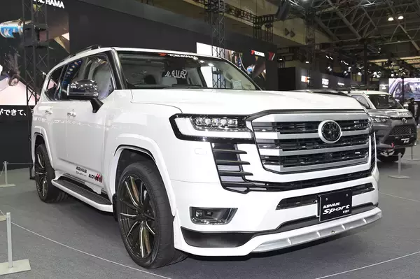 「「巨大ミニ四駆」ってもはや矛盾しか感じない！　ヨコハマタイヤブースの遊び心に圧倒された【東京オートサロン2023】」の画像