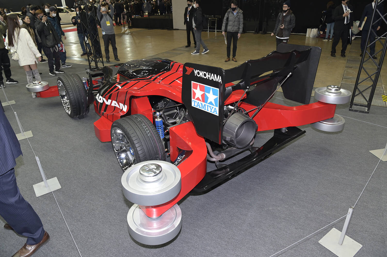 「巨大ミニ四駆」ってもはや矛盾しか感じない！　ヨコハマタイヤブースの遊び心に圧倒された【東京オートサロン2023】