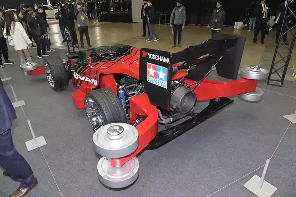 「「巨大ミニ四駆」ってもはや矛盾しか感じない！　ヨコハマタイヤブースの遊び心に圧倒された【東京オートサロン2023】」の画像