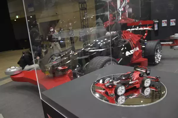 「「巨大ミニ四駆」ってもはや矛盾しか感じない！　ヨコハマタイヤブースの遊び心に圧倒された【東京オートサロン2023】」の画像