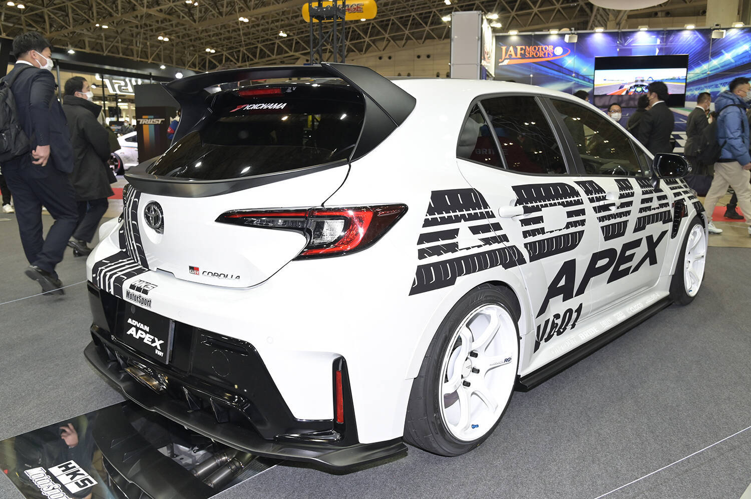 「巨大ミニ四駆」ってもはや矛盾しか感じない！　ヨコハマタイヤブースの遊び心に圧倒された【東京オートサロン2023】