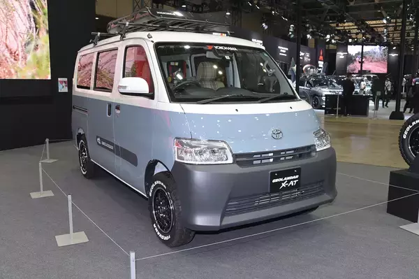 「「巨大ミニ四駆」ってもはや矛盾しか感じない！　ヨコハマタイヤブースの遊び心に圧倒された【東京オートサロン2023】」の画像