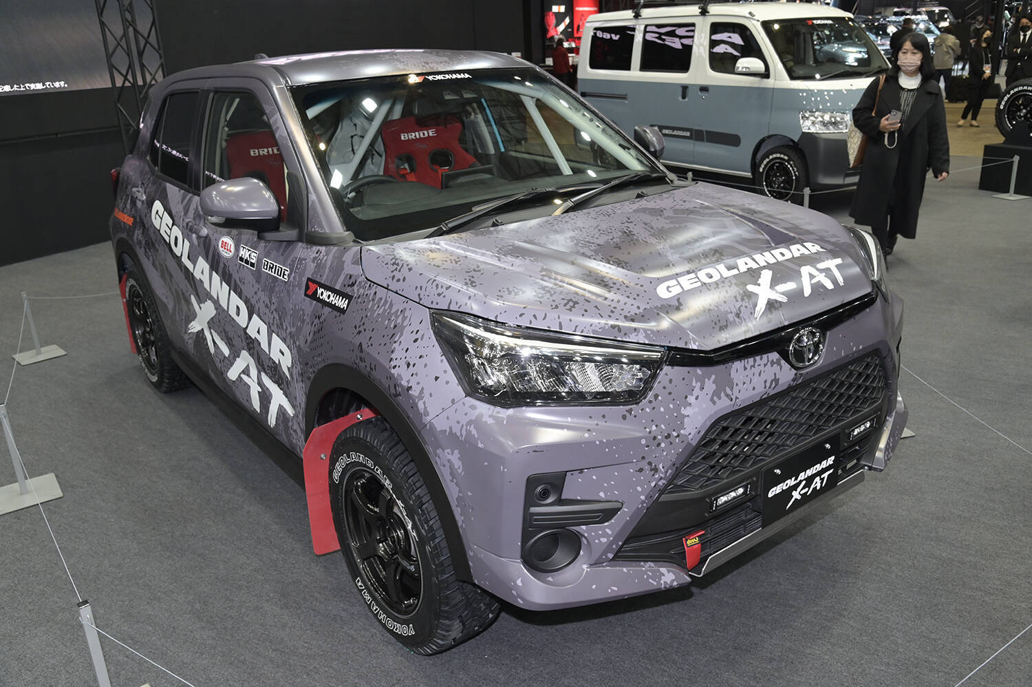 「巨大ミニ四駆」ってもはや矛盾しか感じない！　ヨコハマタイヤブースの遊び心に圧倒された【東京オートサロン2023】