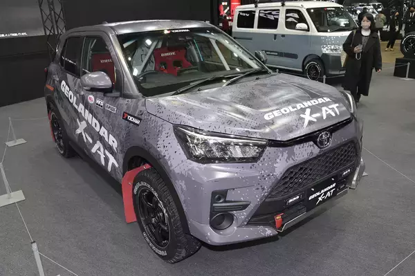 「「巨大ミニ四駆」ってもはや矛盾しか感じない！　ヨコハマタイヤブースの遊び心に圧倒された【東京オートサロン2023】」の画像