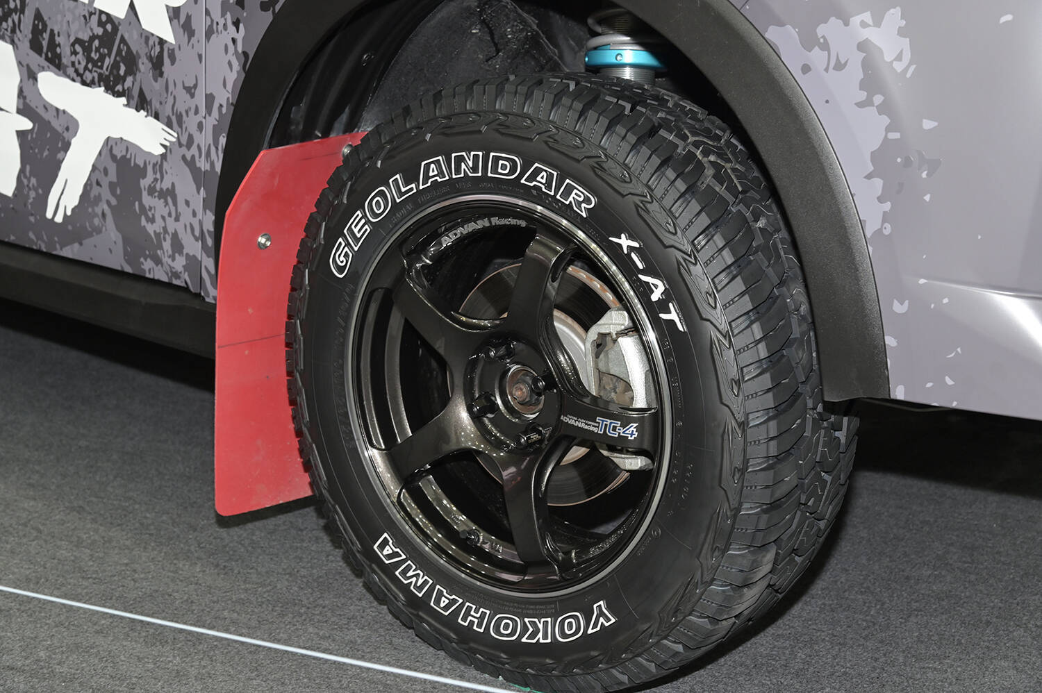 「巨大ミニ四駆」ってもはや矛盾しか感じない！　ヨコハマタイヤブースの遊び心に圧倒された【東京オートサロン2023】