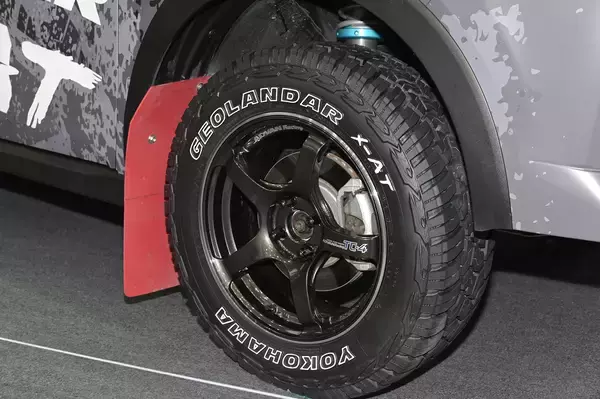 「「巨大ミニ四駆」ってもはや矛盾しか感じない！　ヨコハマタイヤブースの遊び心に圧倒された【東京オートサロン2023】」の画像