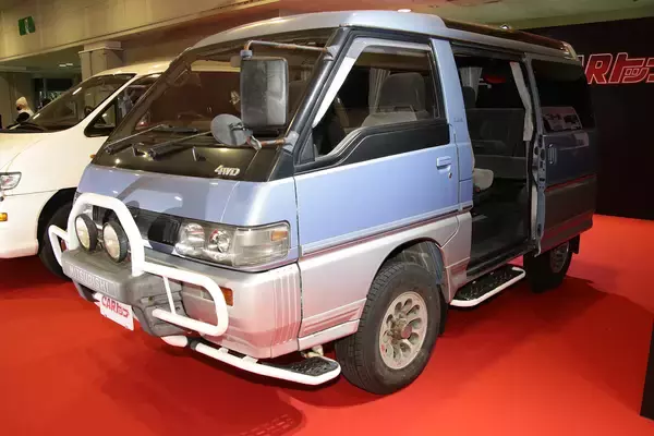 「三菱デリカもCARトップも55歳！　歴代デリカと雑誌の表紙コラボ企画に昭和オヤジ胸熱」の画像