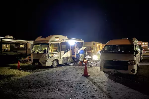 「コロナ禍で爆発的に増えたアウトドア人口！　落ち着いてきたいま「車中泊」や「キャンピングカー」の状況はどうなってる？」の画像