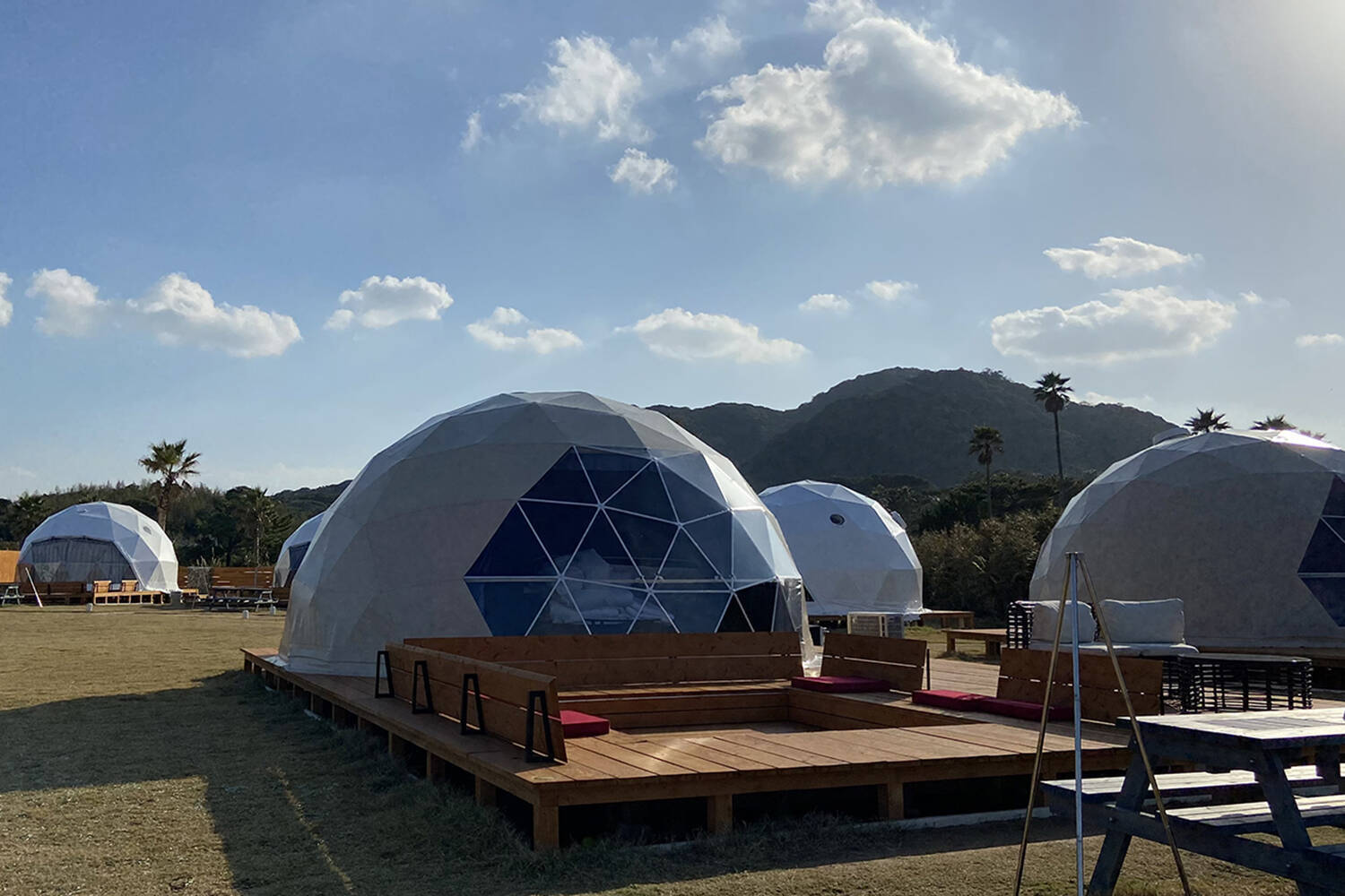 コロナ禍で爆発的に増えたアウトドア人口！　落ち着いてきたいま「車中泊」や「キャンピングカー」の状況はどうなってる？