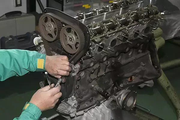 「切れると最悪エンジンが「オシャカ」に！　よく耳にする「タイミングベルト」ってそもそも何？」の画像