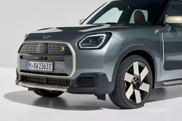 「大人気クロスオーバーSUVがビッグマイナーチェンジを敢行！　クロスオーバー改め「MINI Countryman」が誕生」の画像