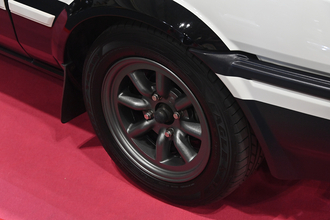 最新スポーツカーだって旧車のド定番ホイールを履きたい！　RSワタナベのエイトスポークはRZ34との相性も抜群だった【大阪オートメッセ2026】