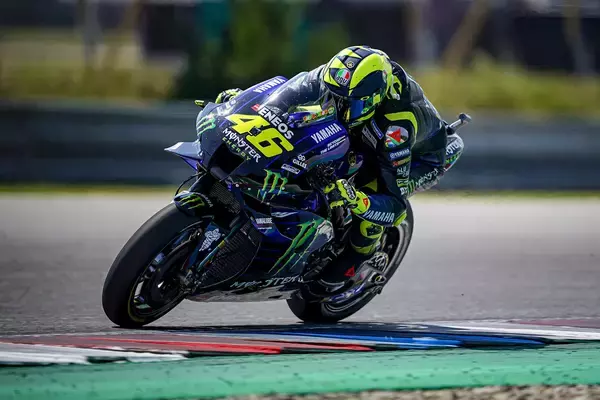 「史上最強のライダーは４輪でも激速！　２輪を引退したヴァレンティーノ・ロッシは「スピード」から引退はせず」の画像