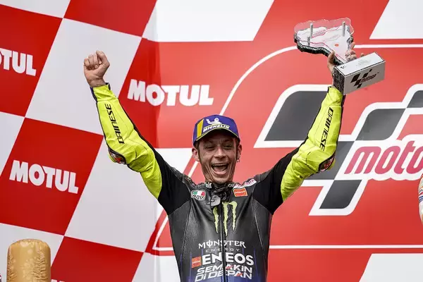 「史上最強のライダーは４輪でも激速！　２輪を引退したヴァレンティーノ・ロッシは「スピード」から引退はせず」の画像