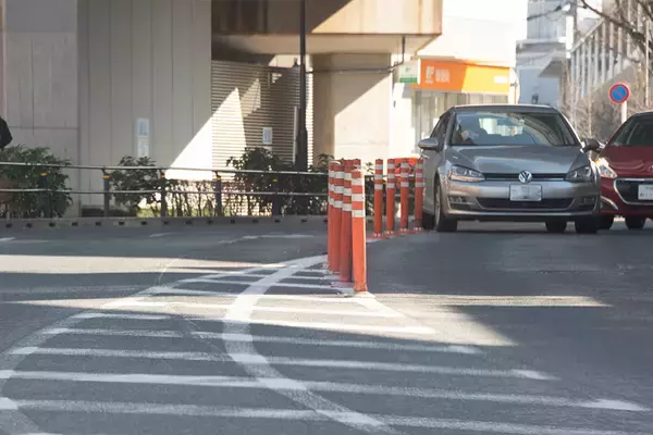 「「タイヤバースト」「エアロ破損」！　ちょっと踏むとウン十万円の出費もある路上の「トラップ」たち」の画像