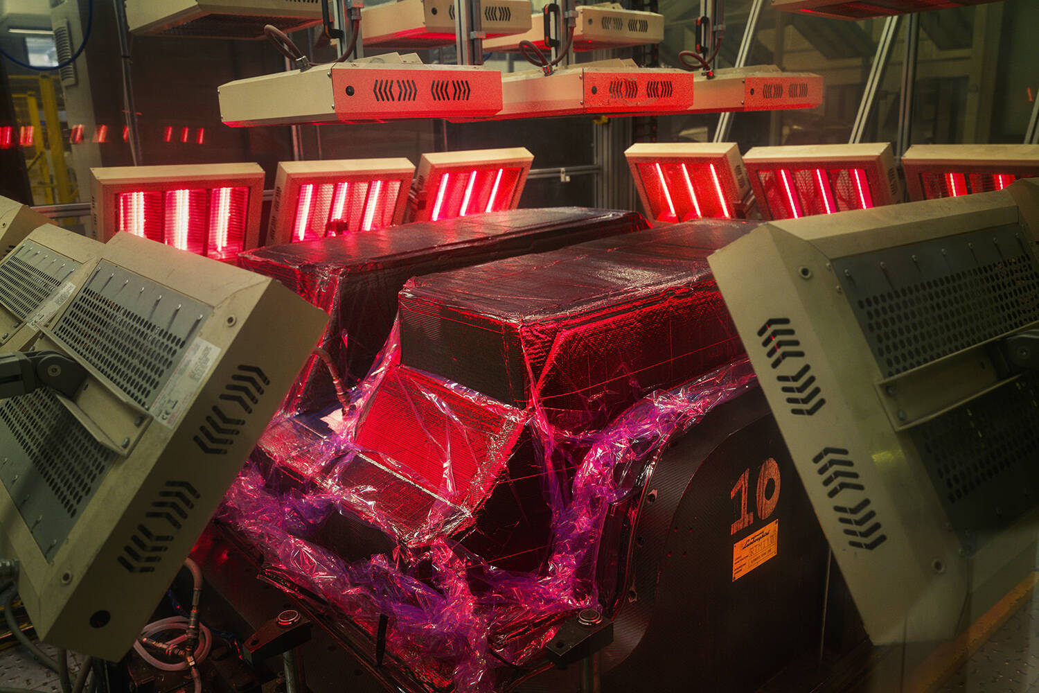 コスト以外にも理由があった！　軽くて丈夫な最高の素材「カーボンボディ」や「カーボンパーツ」がいつまでも普通のクルマに採用されない理由