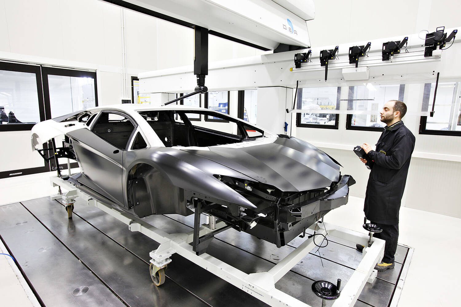 コスト以外にも理由があった！　軽くて丈夫な最高の素材「カーボンボディ」や「カーボンパーツ」がいつまでも普通のクルマに採用されない理由