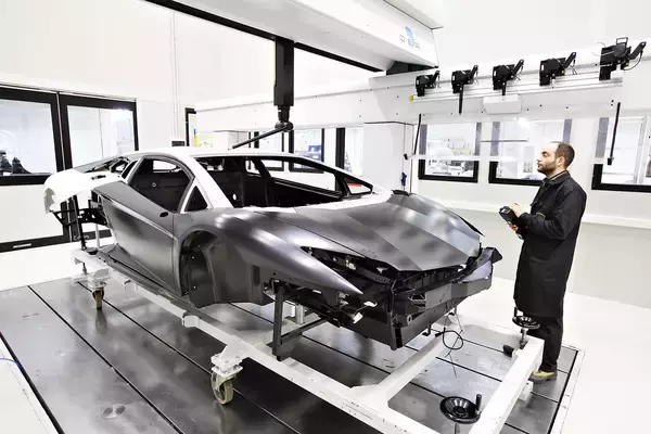 「コスト以外にも理由があった！　軽くて丈夫な最高の素材「カーボンボディ」や「カーボンパーツ」がいつまでも普通のクルマに採用されない理由」の画像