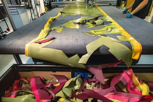 「コスト以外にも理由があった！　軽くて丈夫な最高の素材「カーボンボディ」や「カーボンパーツ」がいつまでも普通のクルマに採用されない理由」の画像