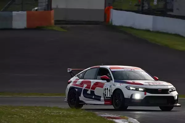 「「開発車両」たちがガチレース！　メーカーが全力を投入するスーパー耐久の「ST-Q」クラスの盛り上がりがヤバイ」の画像
