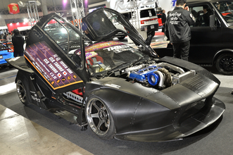 フロントに日産のSR20VETでリヤにはホンダK20Aのツインエンジン！　バタフライドアのトヨタ・セラがとにかくすごいことになっていた【東京オートサロン2026】