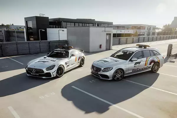 「AMGの「本気」がココにあった！　F1と「一緒に走る」ために生み出された市販車「ブラックシリーズ」が凄まじすぎる」の画像