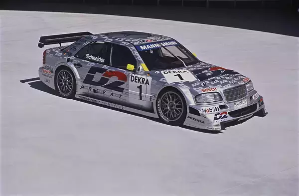 「AMGの「本気」がココにあった！　F1と「一緒に走る」ために生み出された市販車「ブラックシリーズ」が凄まじすぎる」の画像