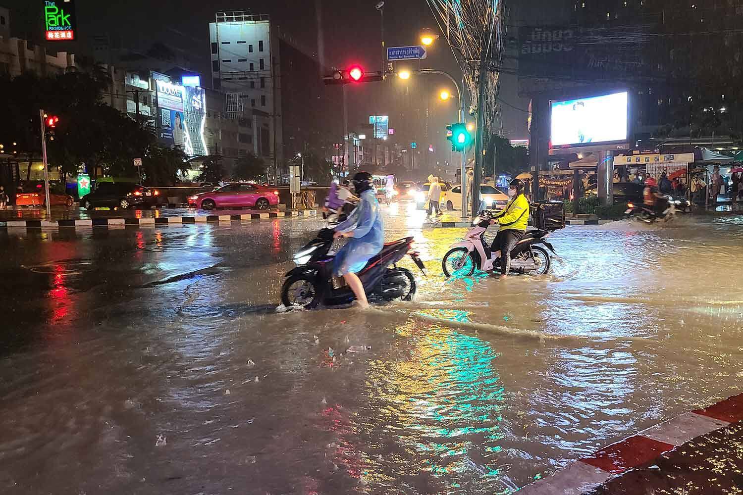 １年中高温多湿で道路が冠水するような大雨も降る！　クルマに過酷なタイなのに美しい旧車だらけなワケ