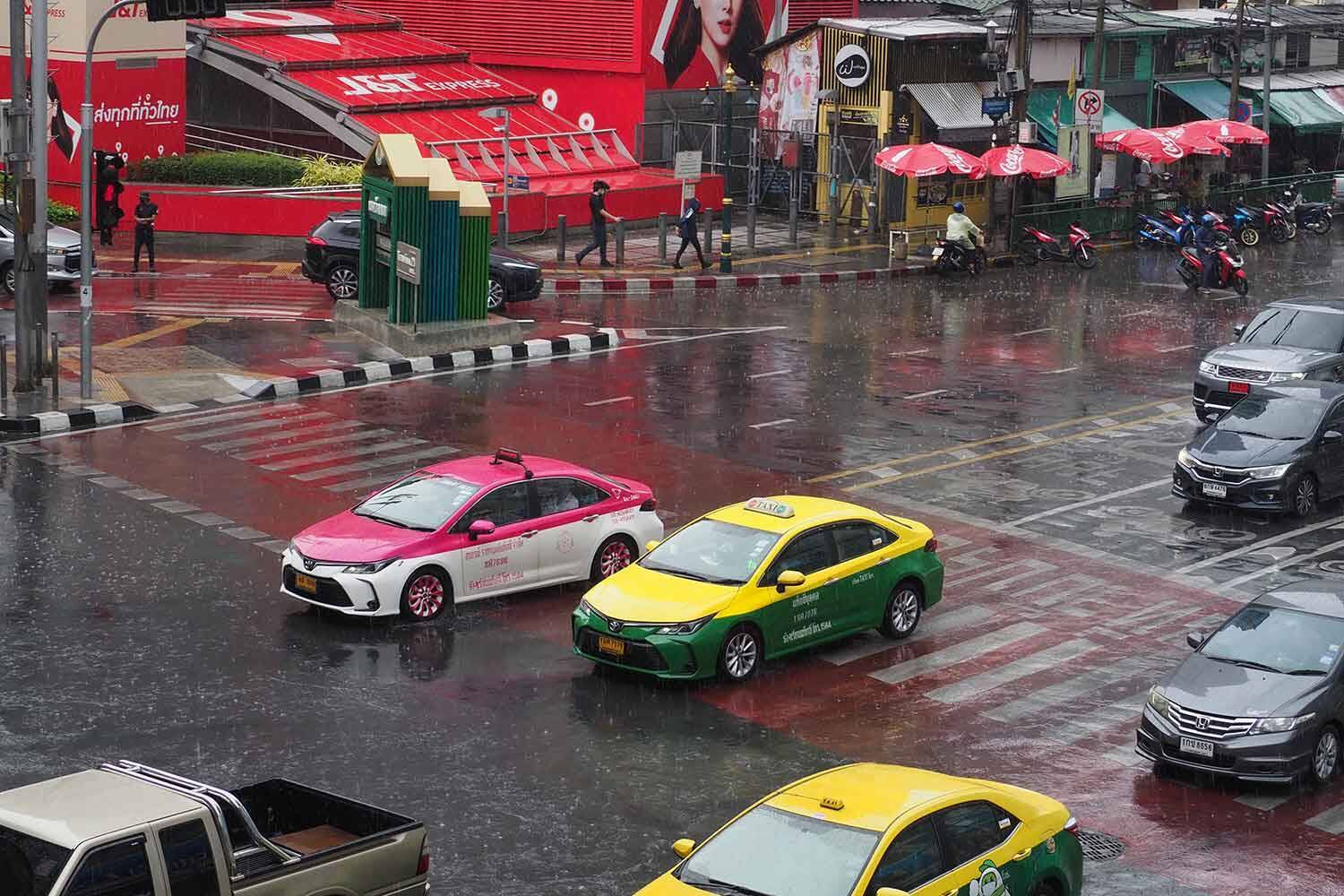 １年中高温多湿で道路が冠水するような大雨も降る！　クルマに過酷なタイなのに美しい旧車だらけなワケ