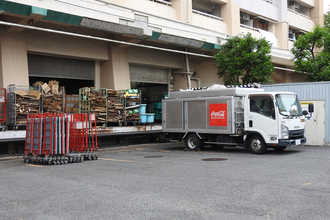 違法なのはわかっているが法を守れば仕事にならない！　危険かつ違法な「トラックの路駐駐車」には根深すぎる原因があった