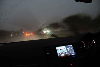 F1ドライバーもやっている「靴裏を拭いてから運転」は市販車でも重要！　梅雨の季節は危険も減らせる行為だった