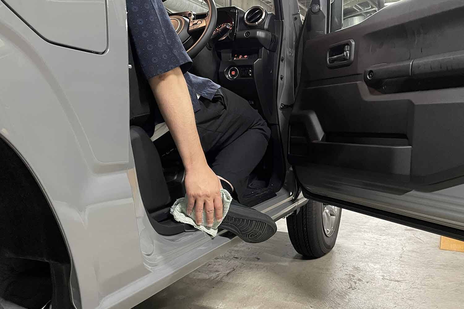 F1ドライバーもやっている「靴裏を拭いてから運転」は市販車でも重要！　梅雨の季節は危険も減らせる行為だった