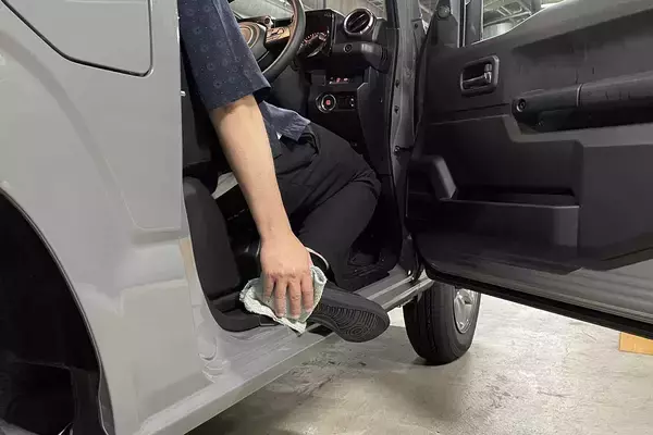 「F1ドライバーもやっている「靴裏を拭いてから運転」は市販車でも重要！　梅雨の季節は危険も減らせる行為だった」の画像